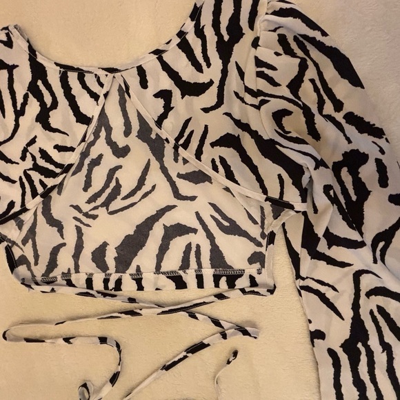 SHEIN ZEBRA PRINT LONG SLEEVE OPEN BACK CROP TOP SZ MEDIUM - Picture 7 of 10